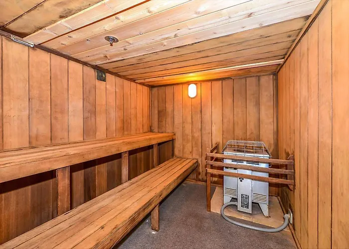 Fantastic Ocean Views From 2 Bedroom Quay With Outdoor & Indoor Pool! *
